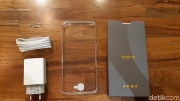 Ini adalah perlengkapan yang menyertai Realme U1. Ada charger, pin ejector, dan casing plastik bening. Foto: Virgina Maulita Putri