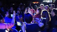 Bahkan di tengah-tengah lagu mereka sempat berfoto bersama personil MLTR. Dok. Purnadaya Media Relation
