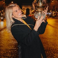 Kehadiran Ada dalam acara penganugrahan Ballon dOr sempat jadi perbincangan hangat. Bukan hanya karena ia mencetak sejarah sebagai pesepak bola wanita pertama yang mendapat piala tapi juga masalah pelecehan seksual. Foto: (Instagram/ahegerberg)