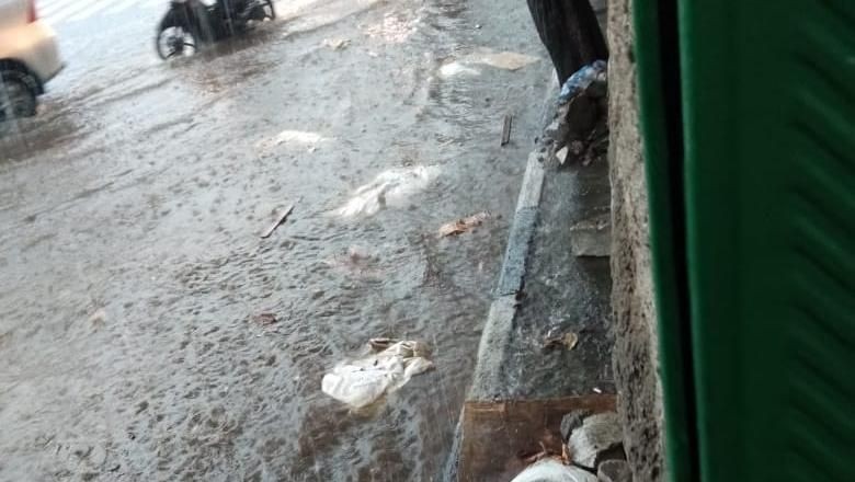 Karung Isi Bekas Galian di Kebayoran Tertutup Genangan Karung Isi Bekas Galian di Kebayoran Tertutup Genangan