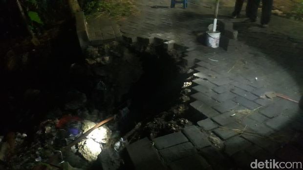 Awas, Ada Lubang Longsoran di Jalan Akses Antarkecamatan Ini