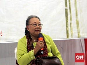 Nh Dini Sukses Tulis Karakter Perempuan Mandiri di Karya Sastra