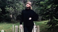 Seperti saat berada di Australia, ia tampak mengenakan turtleneck dengan celana hitam. Dok. Instagram/taylorswift