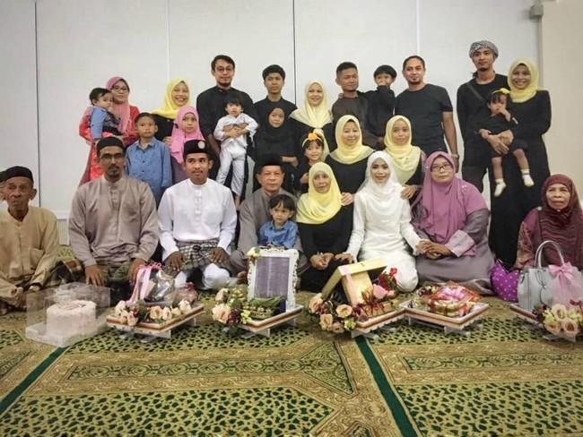 Karena insiden tersebut, pesta pernikahan mereka pun terpaksa dibatalkan. Hasmi dan Amer juga tetap melangsungkan akad pernikahan pada Jumat (30/11/2018) di masjid sekitar rumah pengantin wanita.  Foto: Facebook Asmieyz Zahariey