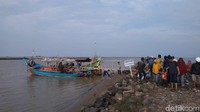 Cukup bayar Rp 5 ribu per orangnya, wisatawan bisa menikmati suasana pantai dengan wisata perahu nelayan. (Sudirman Wamad/detikTravel)