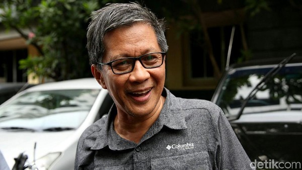 Begini Cara Rocky Gerung Nikmati Secangkir Kopi dan Pemandangan Asri