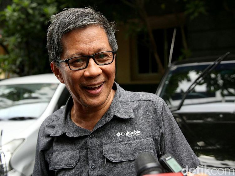Begini Cara Rocky Gerung Nikmati Secangkir Kopi dan Pemandangan Asri