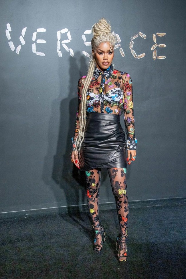 Blus menerawang yang dihiasi brokat motif floral penuh warna menjadi pilihan penyanyi dan model Teyana. (Foto: Getty Images)