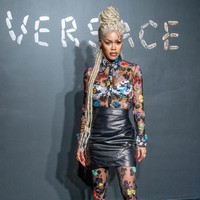 Blus menerawang yang dihiasi brokat motif floral penuh warna menjadi pilihan penyanyi dan model Teyana. (Foto: Getty Images)