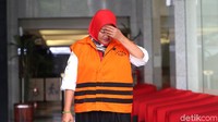 Asia Iriani menunduk saat meninggalkan gedung KPK.