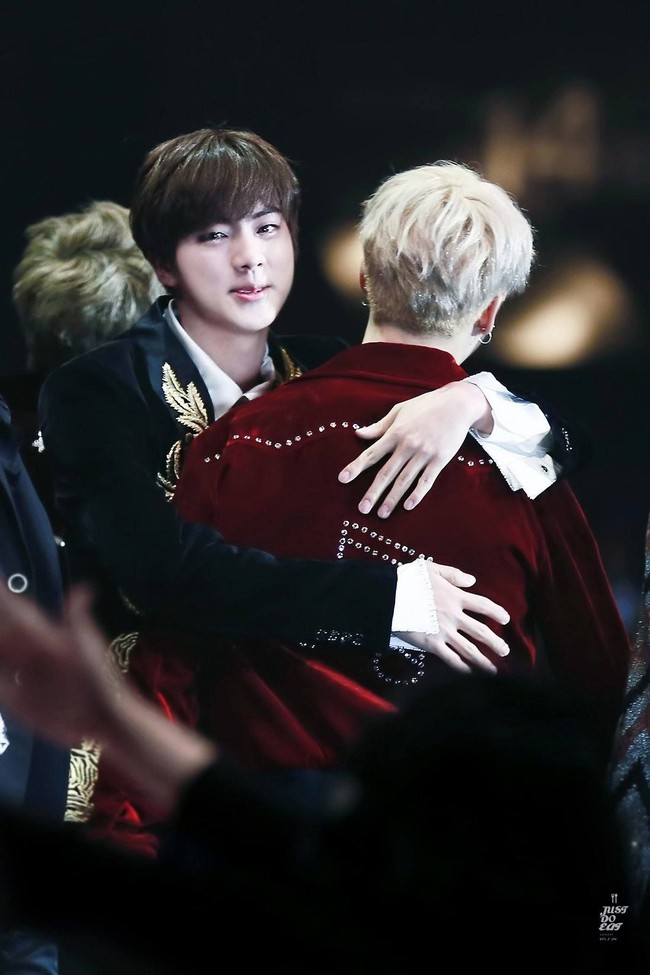 Peduli dengan MemberSoekjin adalah member tertua dalam BTS. Ia pun diketahui peduli dengan adik-adik dan sering membuat mereka makanan. Meski banyak adiknya yang jahil, Jin pun cukup sadar menanggapi mereka. Foto: Pinterest/Twitter