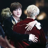 Peduli dengan MemberSoekjin adalah member tertua dalam BTS. Ia pun diketahui peduli dengan adik-adik dan sering membuat mereka makanan. Meski banyak adiknya yang jahil, Jin pun cukup sadar menanggapi mereka. Foto: Pinterest/Twitter