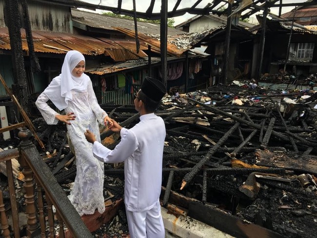 Meski tak dijelaskan penyebabnya, dalam waktu kurang dari satu jam kebakaran tersebut menghanguskan barang-barang yang ada di rumah Hasmi, termasuk seserahan pernikahannya. Foto: Facebook Asmieyz Zahariey