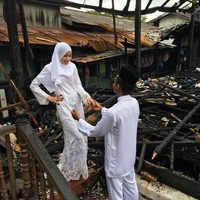 Meski tak dijelaskan penyebabnya, dalam waktu kurang dari satu jam kebakaran tersebut menghanguskan barang-barang yang ada di rumah Hasmi, termasuk seserahan pernikahannya. Foto: Facebook Asmieyz Zahariey