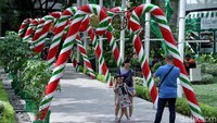 Warga dan pengunjung sangat menikmati dengan adanya beragam pernak-pernik yang tersedia disana. Seperti keluarga ini asyik berfoto bersama.