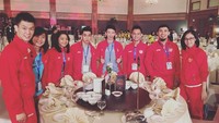 Indonesia wushu team, tulis Helafi di laman Instagramnya. Ia dan atlet wushu lainnya terlihat melakukan wefie sebelum melahap sajian yang ada. Foto: Facebook Achmad Hulaefi