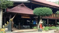 Kebanyakan yang datang ke sini untuk surfing. Fasilitas berupa penyewaan papan surfing dan informasinya sudah tersedia lengkap. (Ardian Fanani/detikTravel)