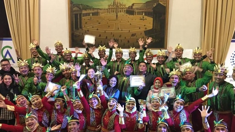 Salut! Paduan Suara Jakarta Youth Choir Raih 5 Penghargaan di Roma Salut! Paduan Suara Jakarta Youth Choir Raih 5 Penghargaan di Roma