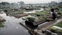 Posisi tanah di kawasan makam yang rendah membuat debit air hujan terbendung di lokasi.