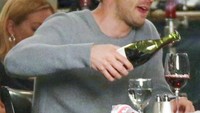 Minum wine jadi pilihan Jamie untuk menutup rangkaiana cara makan malamnya, did alam adegan sebuah film yang dibintanginya. Foto: Istimewa