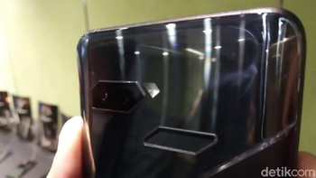 Di belakang ada kamera ganda belakang dengan kualitas 12 MP + 8 MP. Foto: detikINET/Muhamad Imron Rosyadi