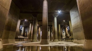 Masing-masing tangki ini cukup untuk menampung pesawat luar angkasa atau Patung Liberty dan terhubung ke jaringan sepanjang 6,3km di saluran bawah tanah. Foto: Getty Images