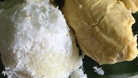 Nah kalau yang ini bukan kinca durian karena buah duriannya disajikan utuh. Makan ketan bertabur kelapa dan durian, hmm gimana ya rasanya? Foto : instagram @bukittinggifooddies