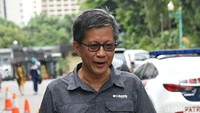 Pria yang dikenal pula sebagai seorang akademisi itu nampak mengenakan kemeja hitam keabu-abuan saat mengunjungi Polda Metro Jaya.