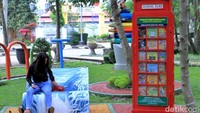 Warna cerah dengan beragam fasilitas yang telah disediakan di Taman Perpustakaan tersebut membuat warga betah mengunjungi taman itu, tak hanya sekadar untuk membaca tetapi juga berswafoto atau berkumpul bersama teman.