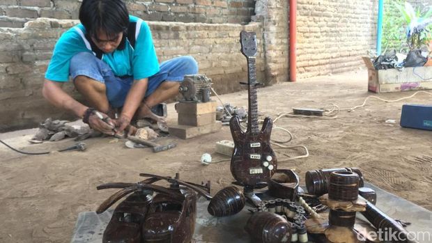 Berkah Pemuda Mojokerto yang Sulap Limbah Batok  Kelapa  