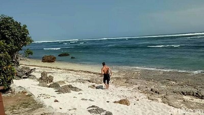 Foto: Pantai Plengkung, Surga Tersembunyi di Banyuwangi