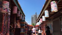 Tempat ini diebut Rainbow Village, sudah lebih dari satu juta turis mengunjunginya. Desa ini memiliki seniman musiman dan satu-satunya penduduk tetap, yakni Kakek Pelangi (Eliot Stein/BBC Travel)