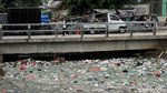 Jorok! Sampah Penuhi Kali di Samping Stasiun Duri