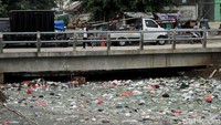 Sampah - sampah ini nampak sudah terlihat berhari-hari.  
