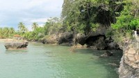 Pantai Karang Bolong yang cantik di Anyer. Sesuai namanya, pantai ini terkenal karena karangnya yang bolong (Shafa/detikTravel) 