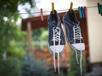 10 Cara Efektif Untuk Menghilangkan Bau Pada Sepatu