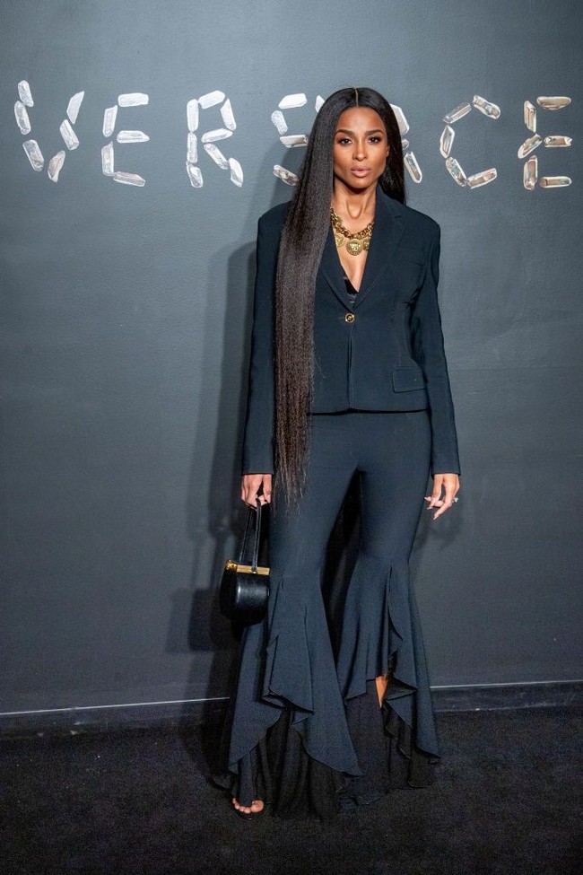 Ciara mengandalkan setelan serba hitam dengan celana yang dihiasi aksen ruffle pada bagian keliman. (Foto: Getty Images)