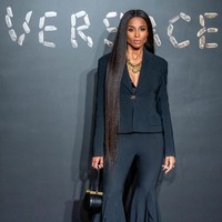 Ciara mengandalkan setelan serba hitam dengan celana yang dihiasi aksen ruffle pada bagian keliman. (Foto: Getty Images)