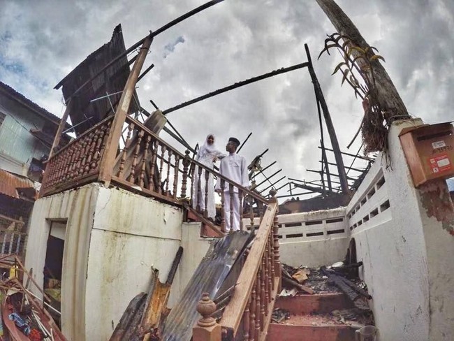 Wanita asal Malaysia Hasmi Marina mengalami kesedihan karena rumahnya kebakaran dua hari sebelum pernikahannya dengan Mohd. Amer Shafiq. Seharusnya mereka menggelar pesta pernikahan di rumah tersebut pada Sabtu (1/12/2018) Foto: Facebook Asmieyz Zahariey