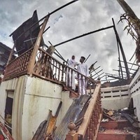 Wanita asal Malaysia Hasmi Marina mengalami kesedihan karena rumahnya kebakaran dua hari sebelum pernikahannya dengan Mohd. Amer Shafiq. Seharusnya mereka menggelar pesta pernikahan di rumah tersebut pada Sabtu (1/12/2018) Foto: Facebook Asmieyz Zahariey