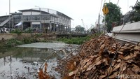 Sampah-sampah plastik itu dapat menyebabkan pencemaran air dan lingkungan di sekitarnya.