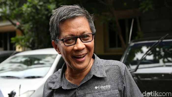 Akademisi Rocky Gerung memenuhi panggilan polisi terkait kasus dugaan hoax penganiayaan Ratna Sarumpaet, Selasa (4/12/2018). Rocky datang ke Polda Metro Jaya dengan didampingi pengacaranya.
