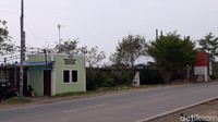 Baru beberapa bulan terakhir dibangun tempat sampah dan pos jaga lingkungan (M Iqbal/detikTravel)
