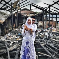 Foto-foto pernikahan Hasmi dan Amer yang berpose di depan puing-puing rumah itu pun mencuri atensi netizen. Tak sedikit netizen berharap kebahagiaan dan mendoakan mereka agar tabah menghadapi ujian. Foto: Facebook Asmieyz Zahariey