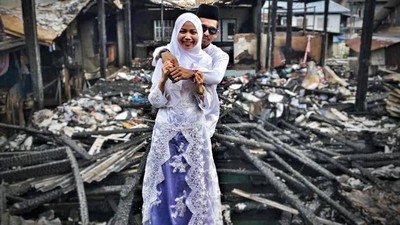 Potret Pasangan Viral, Foto Pernikahan di Depan Puing Rumah yang Terbakar