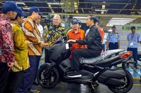 Jokowi Naik Xmax saat kunjungi pabrik Yamaha. 