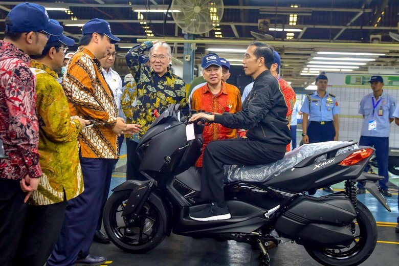 Jokowi naik Xmax yang merupakan motor andalan ekspor Yamaha. Foto: Dok. Yamaha Indonesia Motor Manufacturing