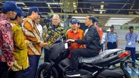 Selain makan siang di kantin karyawan Yamaha, Jokowi juga sempat duduk di atas skutik bongsor Xmax. Foto: Dok. Yamaha Indonesia Motor Manufacturing