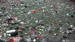 Jorok! Sampah Penuhi Kali di Samping Stasiun Duri