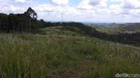 Untuk di padang ilalang ini, pengunjung cukup membayar parkir pada hari biasa sepeda motor Rp 3 ribu, kemudian khusus Sabtu dan Minggu sepeda motor Rp 5 ribu (Eko/detikTravel)